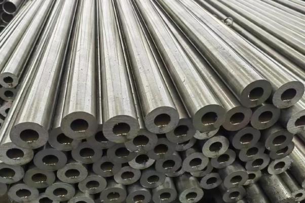 16Mn精密钢管是一种具有高精度和良好综合性能的无缝钢管